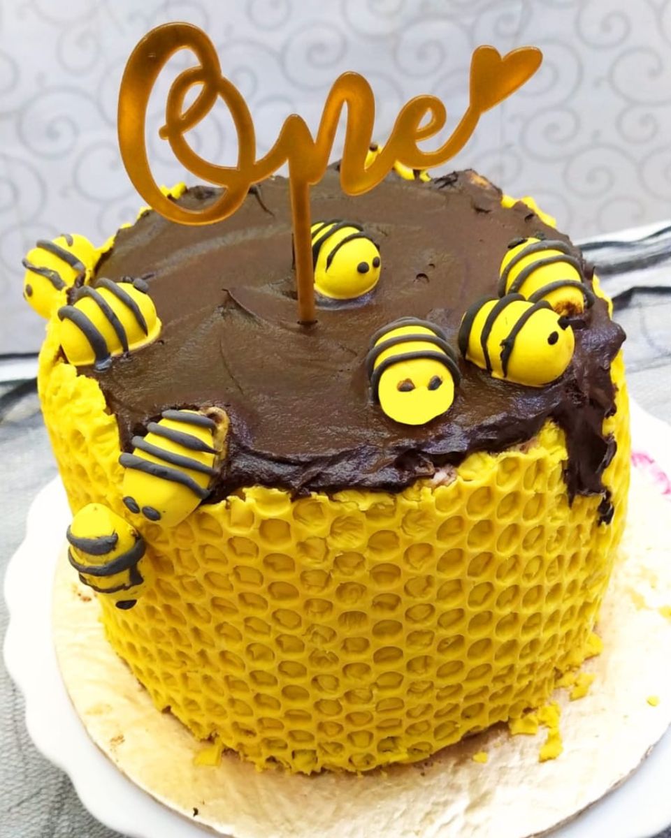 Buzzin’ Sweetness Cake - Image 2
